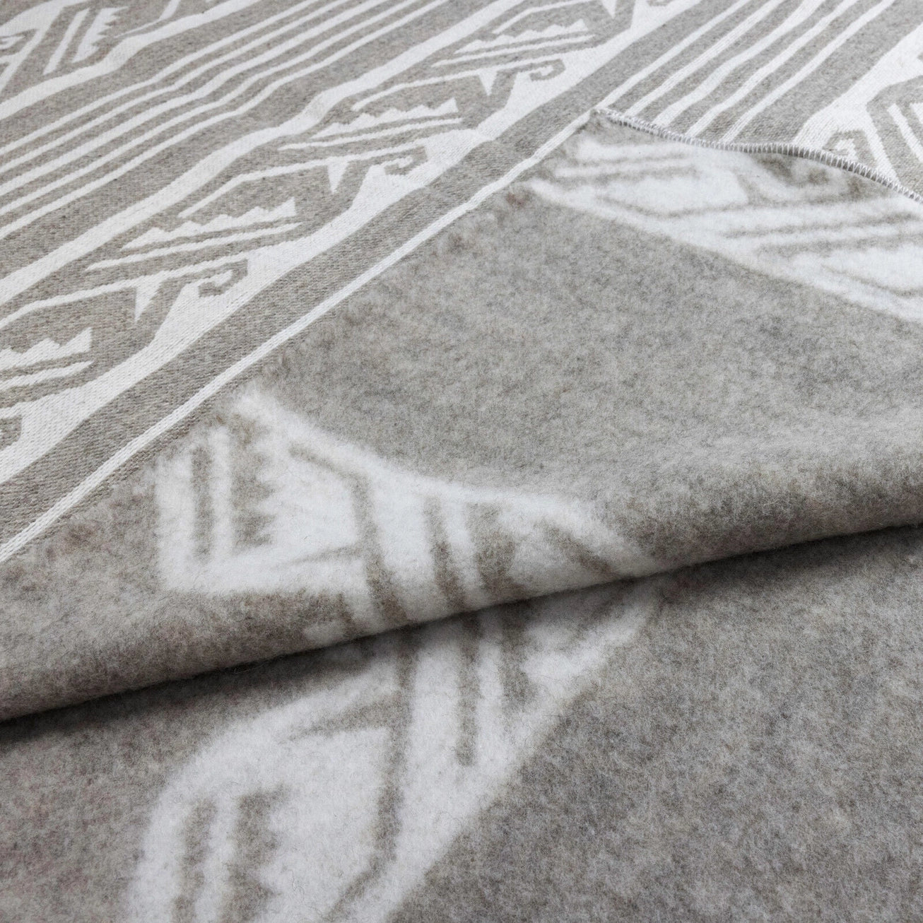 Ashvale | Llama Wool Blanket | 240cm x 200cm